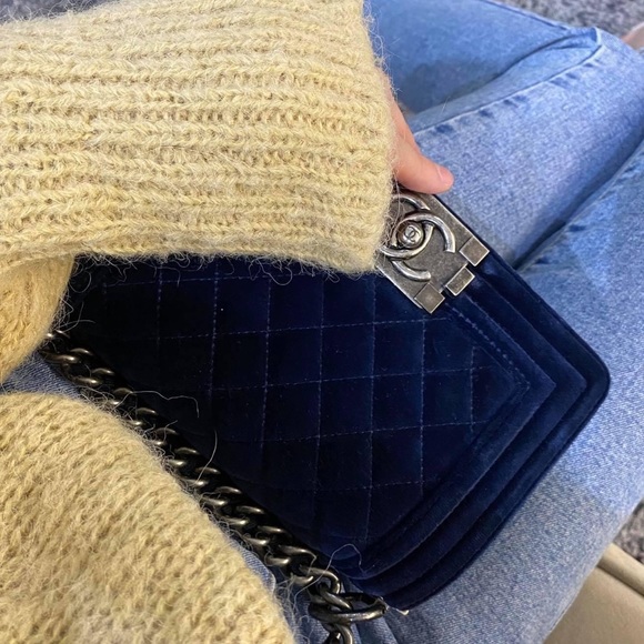 ⭐️SOLD⭐️Chanel Boy Flap Bag Quilted Velvet Small - Picture 13 of 15